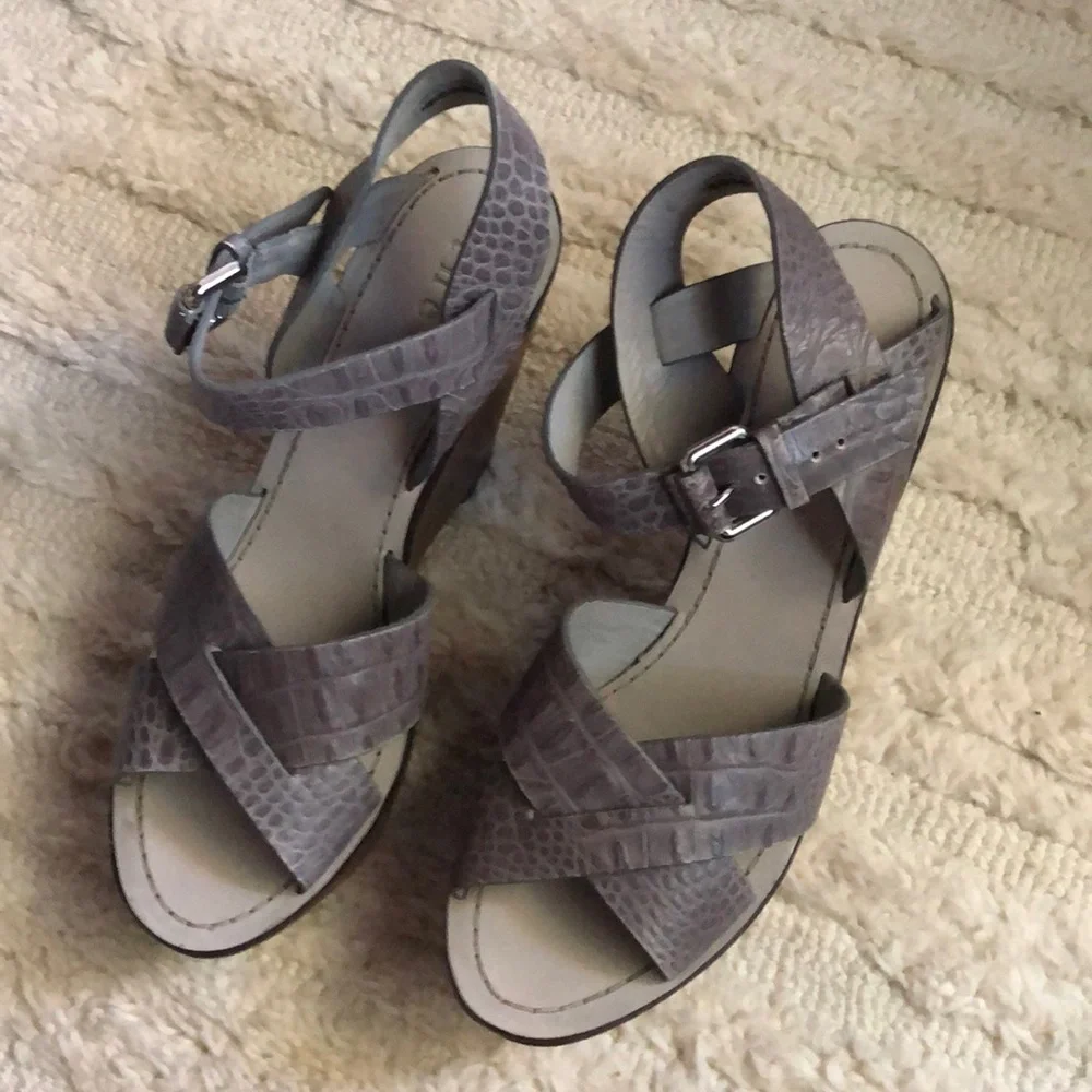 Theory Gray Sabrina Wedge Sandals size 40 crocodile pattern wooden platform heel